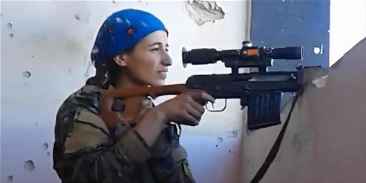 Drsňáčka: VIDEO Islamistický sniper minul hlavu Kurdskej bojovníčky o pár milimetrov, jej reakcia vás posadí