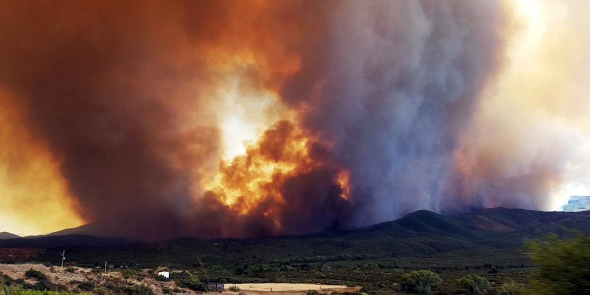 Požiar v Arizone vyhnal z domovov tisícky ľudí: Živel zničil viac ako 83 kilometrov štvorcových lesa