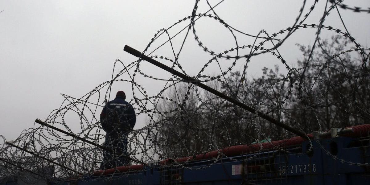 Maďari chcú kvôli masám migratov zaviesť elektrinu do plota na hraniciach