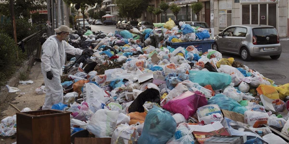 FOTO Aténski smetiari štrajkujú, v meste sa už hromadia kopy odpadkov a strach z šírenia nákazlivých chorôb