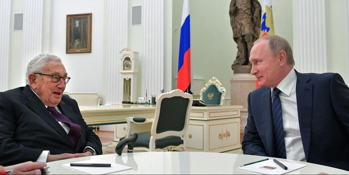 Putin v Kremli privítal dlhoročného priateľa, bývalého šéfa americkej diplomacie Kissingera