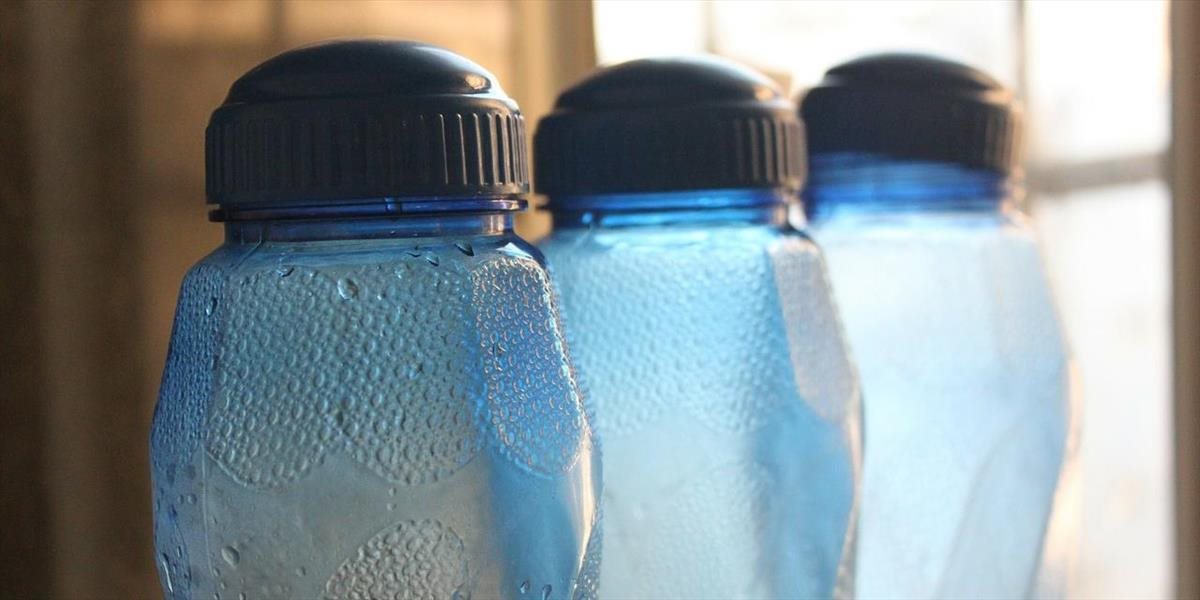 Viacnásobné používanie jednej plastovej fľaše môže byť nebezpečné: Je na nej viac baktérii ako na toalete