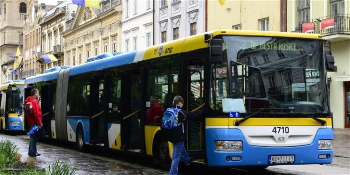 Do trnavskej nemocnice priviezli sanitky desať zranených z nehody autobusu
