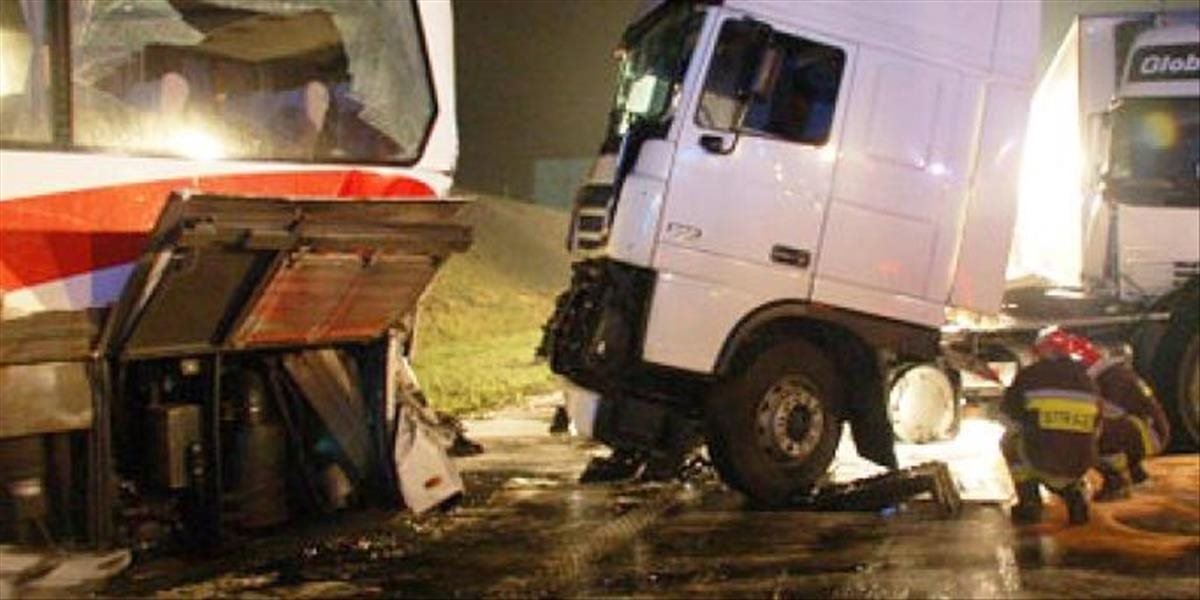 Obrovská tragédia: Zrážku autobusu s nákladiakom neprežilo 13 ľudí