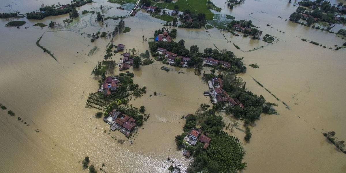 Záplavy v Číne si vyžiadali pätnásť mŕtvych, tisíce ľudí museli evakuovať