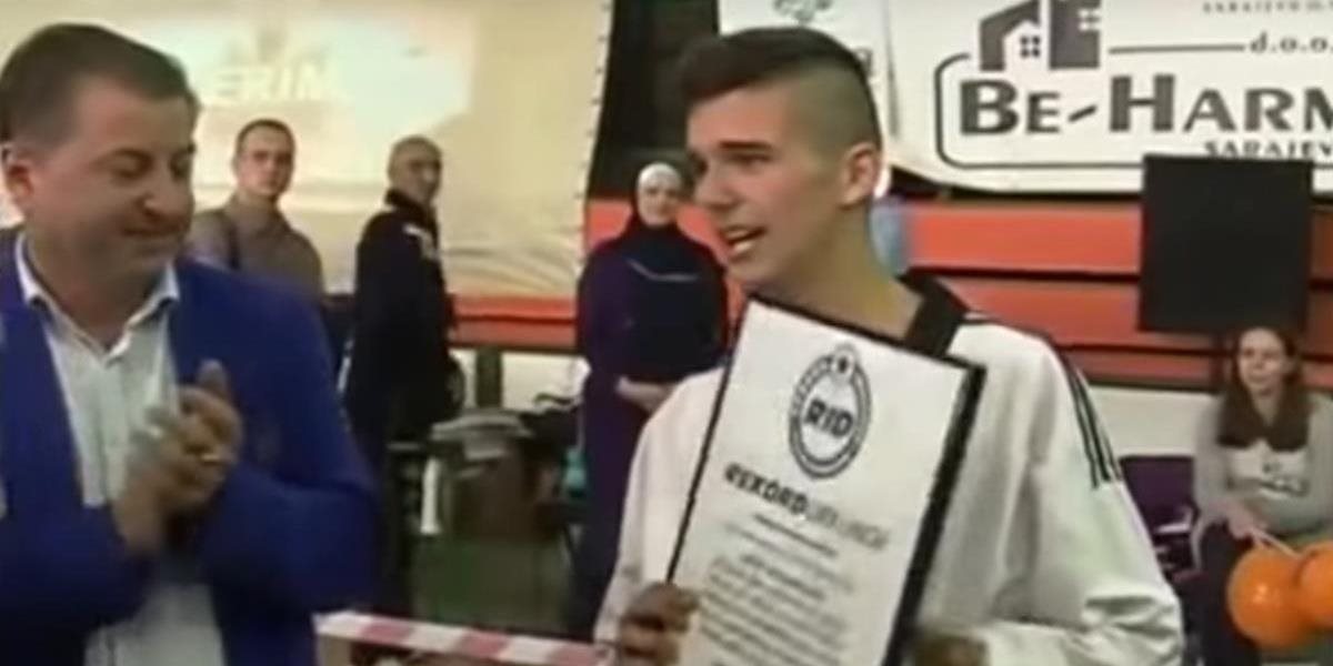 VIDEO Mladík rozbil saltami 90 betónových tvárnic: Výkon možno zapíšu do Guinnessovej knihy rekordov