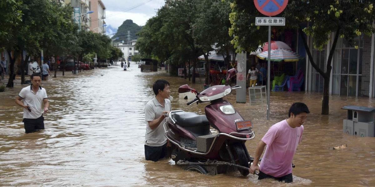Pri záplavách vyvolaných silnými dažďami zahynulo najmenej 56 ľudí
