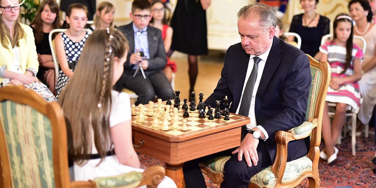 VIDEO+FOTO Prezident Kiska zaskočil mladú šachistku, prijal jej výzvu na šachovú partiu