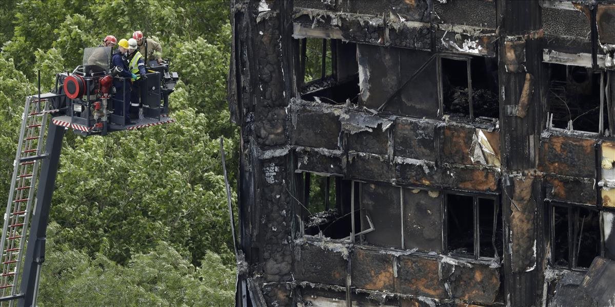 Britská polícia už z vyhorenej Grenfell Tower odniesla všetky viditeľné ľudské pozostatky