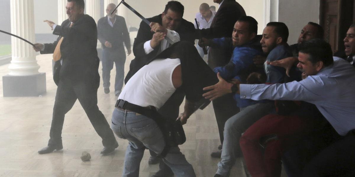 FOTO + VIDEO Madurovi stúpenci vtrhli do venezuelského parlamentu: Zranili viacerých poslancov