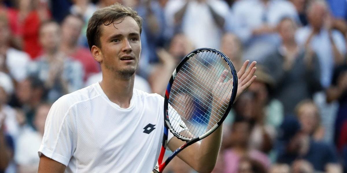 Wimbledon: Medvedev neuniesol prehru, po rozhodkyni hádzal mince