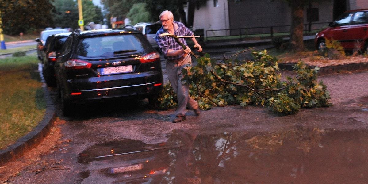 FOTO Prešovom sa prehnala ničivá búrka: Poškodila strechy a polámala stromy