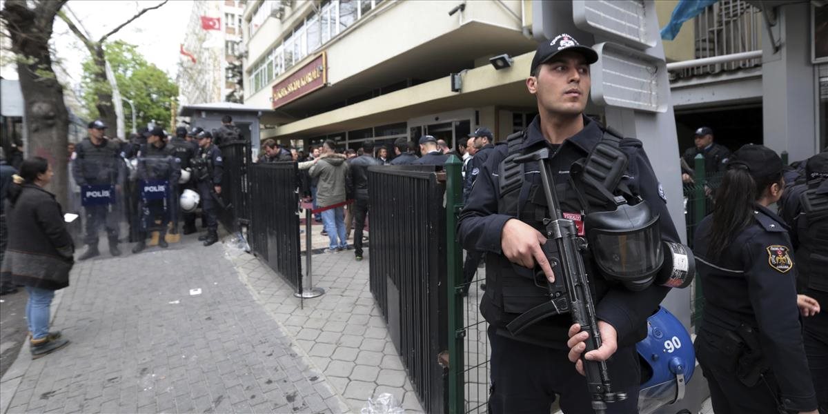 Turecká polícia vtrhla na stretnutie ľudskoprávnych aktivistov, v putách odviedli aj šéfku Amnesty
