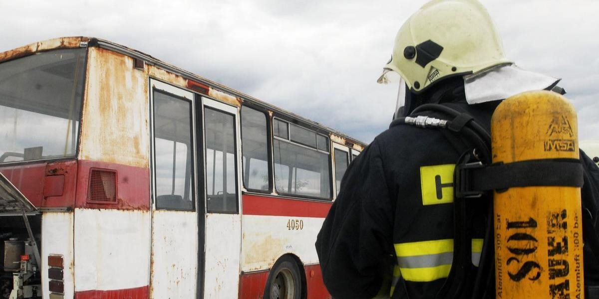 Požiar autobusu, ktorý viezol 40 detí, do príjazdu hasičov uhasil vodič