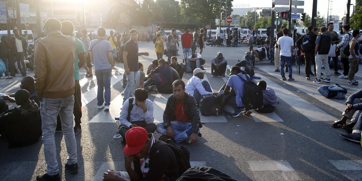 Z improvizovaného tábora v Paríži odvážajú 1500 migrantov