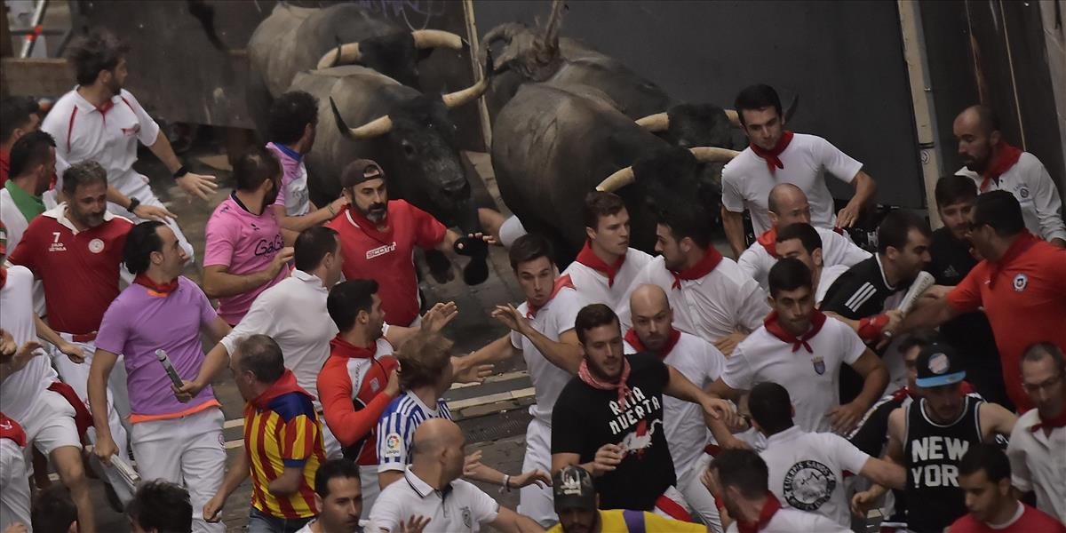 Pamplona opäť podľahla adrenalínu:  Počas druhého dňa fiesty nabrali býky na rohy dvoch ľudí