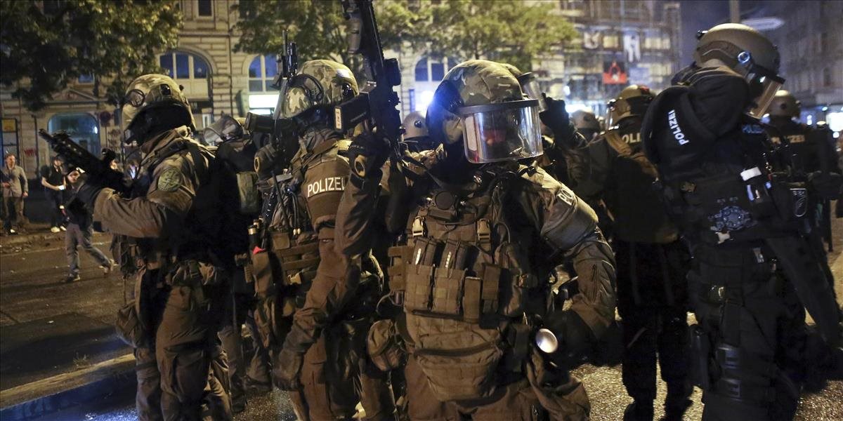 Protesty proti summitu G20 v Hamburgu poznačuje násilie: Zranilo sa najmenej 213 policajtov