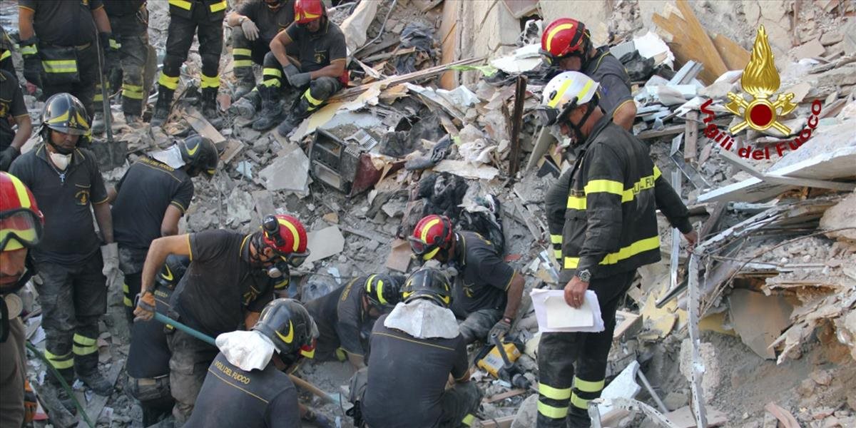 VIDEO Z trosiek zrútenej päťposchodovej obytnej budovy pri Neapole vytiahli osem tiel