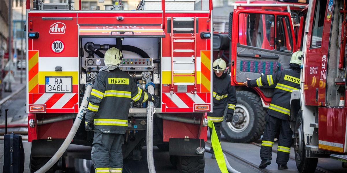 Hasiči už takmer štyri hodiny zasahujú pri požiari skládky v Dubovej