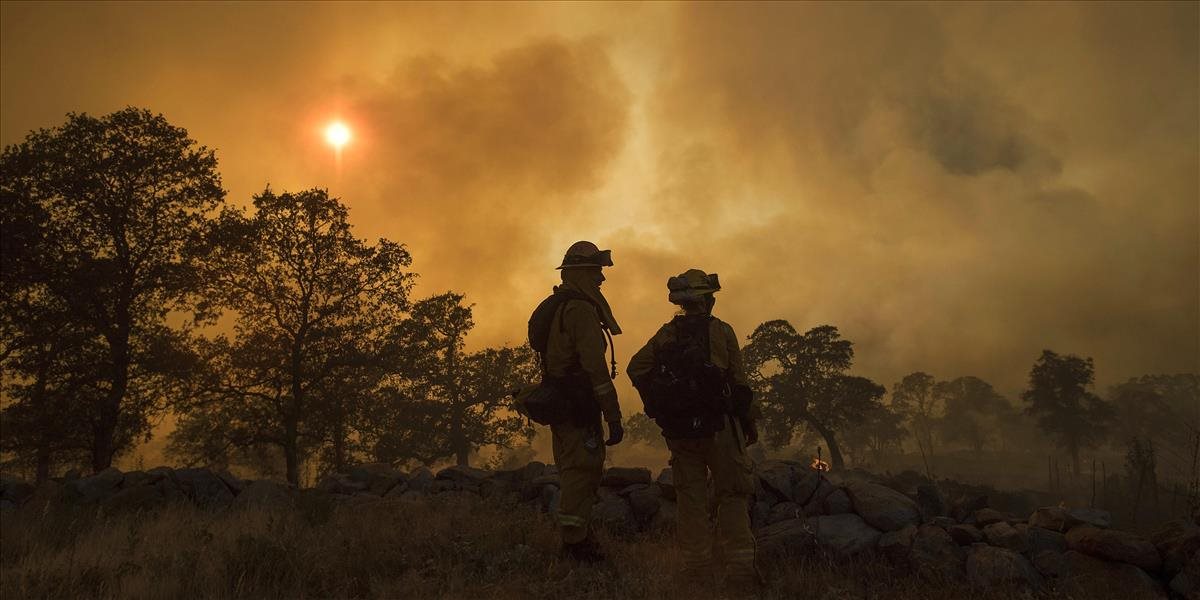Kaliforniu sužujú rýchlo sa šíriace požiare
