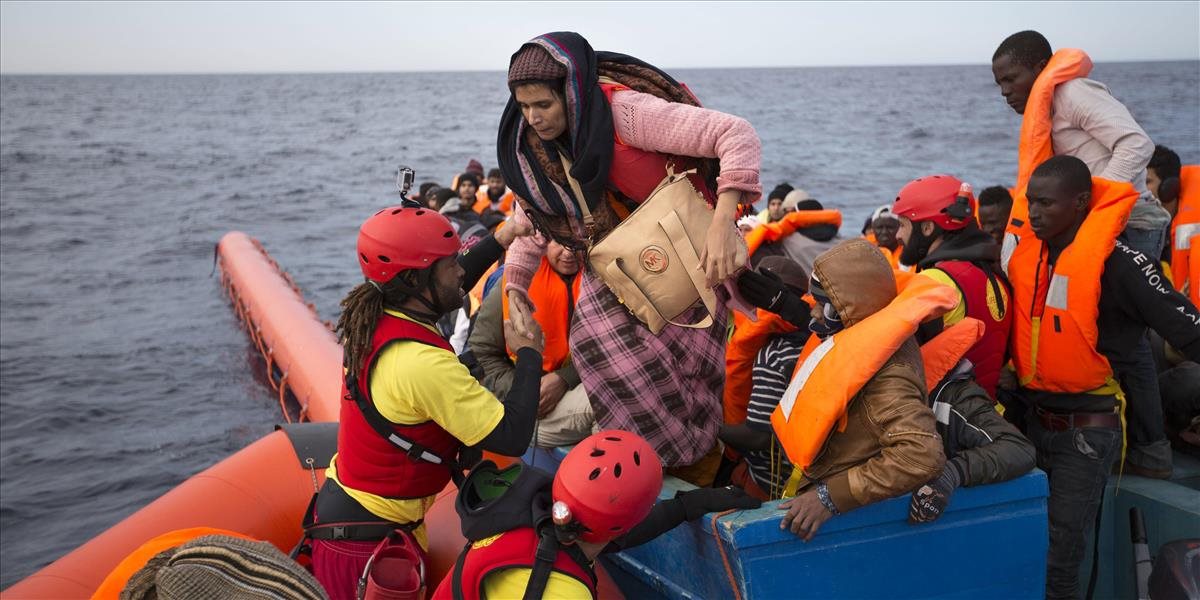 Z člna v Gibraltárskom prielive zachránili 54 migrantov