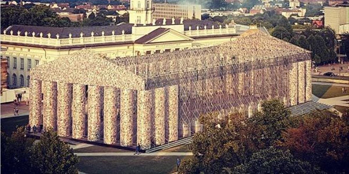FOTO Umelkyňa postavila zo zakázaných kníh obrovský Parthenón, má významné posolstvo