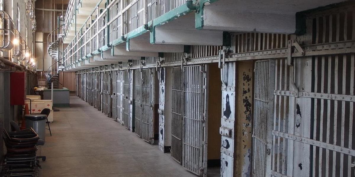 Vzbúrení väzni podpálili väzenie: Desiatky odsúdených strieľali na políciu
