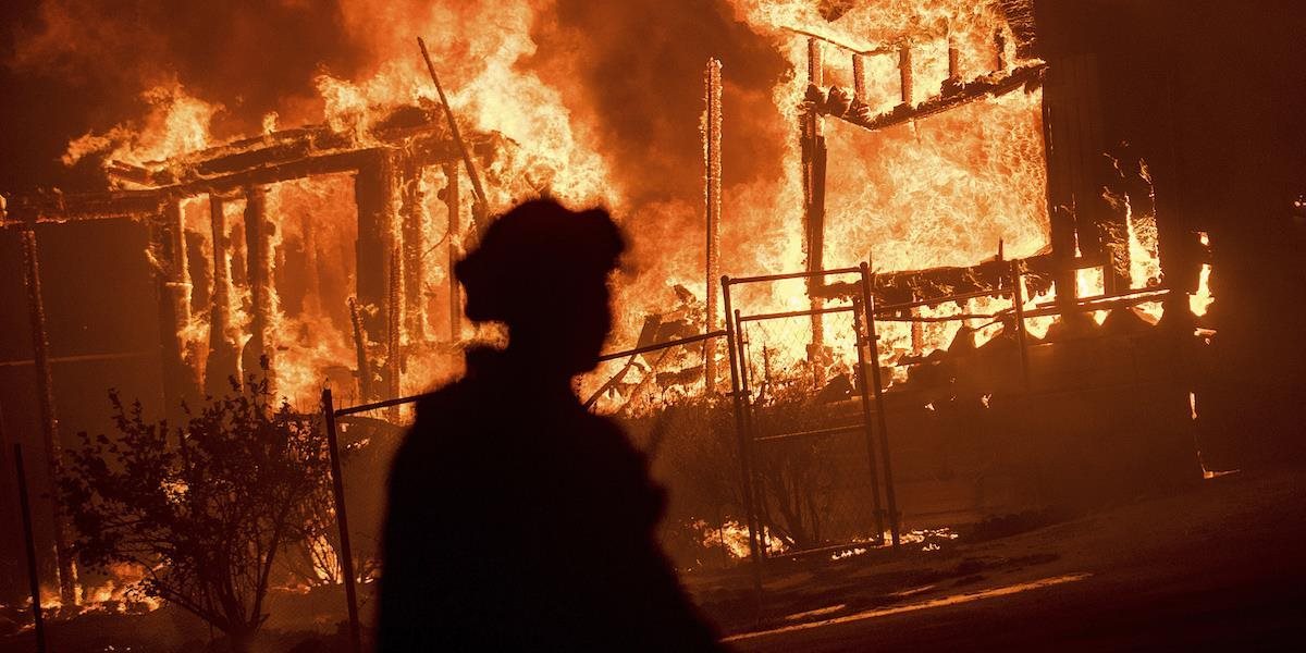 FOTO Kaliforniu zasiahli rozsiahle požiare: Donútili utiecť takmer 8000 ľudí