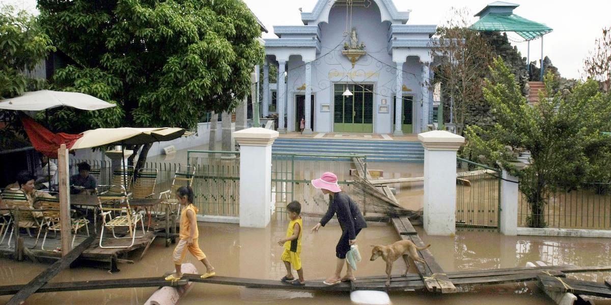 Vietnam stále sužujú záplavy: Obeťami živlu sa stalo už 13 ľudí