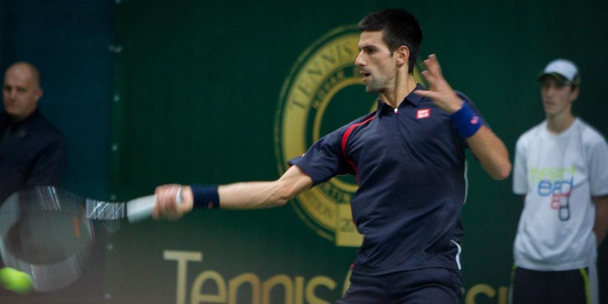 Wimbledon: Srbská tenisová jednotka Djokovič zvažuje dlhšiu pauzu, hrozí mu operácia lakťa