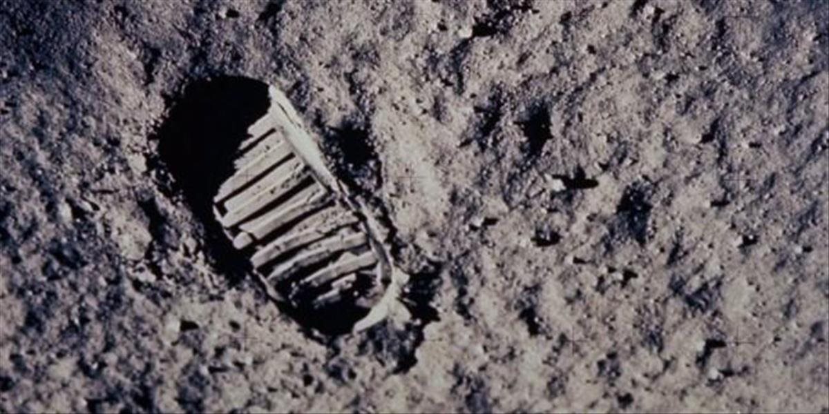 Mesačný prach zozbieraný Neilom Armstrongom ide do dražby