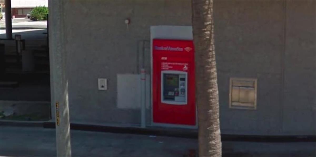 Kuriozita: Muž uviazol vo vnútri bankomatu, ľuďom vysúval lístky s prosbou o pomoc