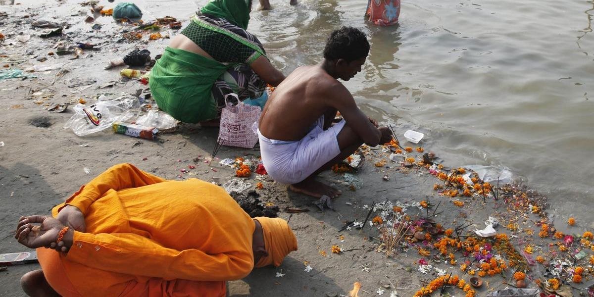 Indický súd zakázal vysýpanie odpadu v okolí rieky Ganga, kúpanie sa v nej predstavuje ohrozenie ľudského zdravia