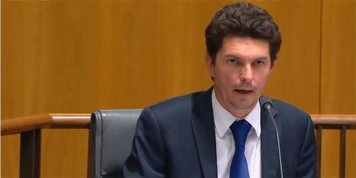 Australský politik sa po 9 rokoch vzdal postu senátora a tvrdí, že ním nikdy ani nebol