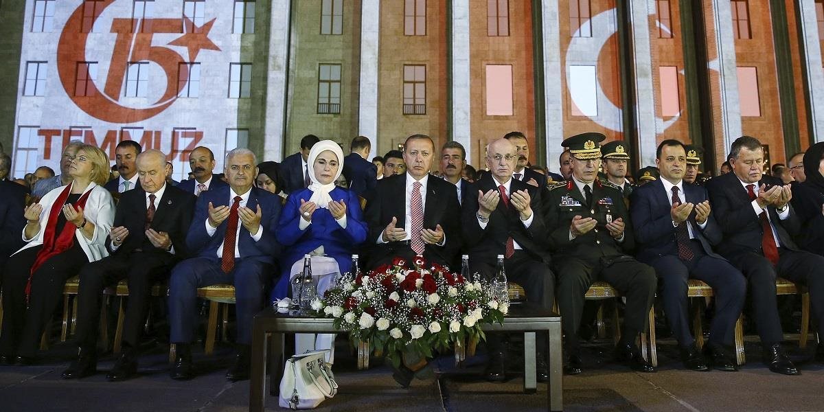 Erdogan velebil národ za porážku pučistov