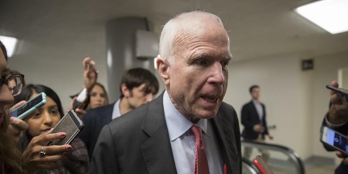 Americký senátor John McCain podstúpil operáciu