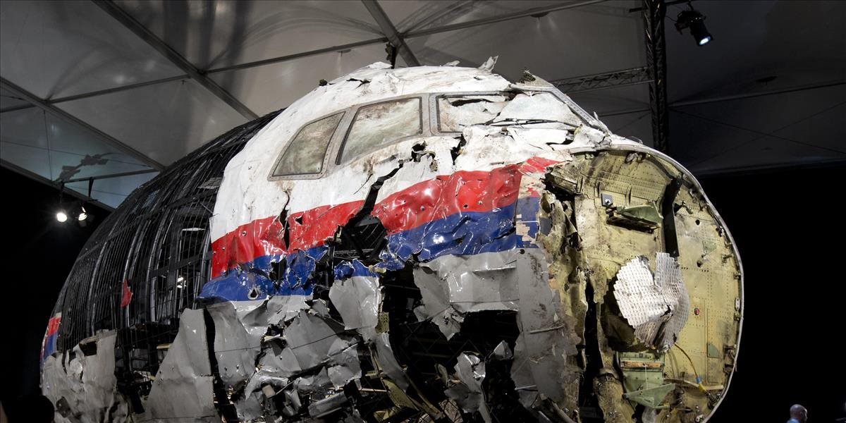 Príbuzní obetí letu MH17 demonštrovali pred ruskou ambasádou