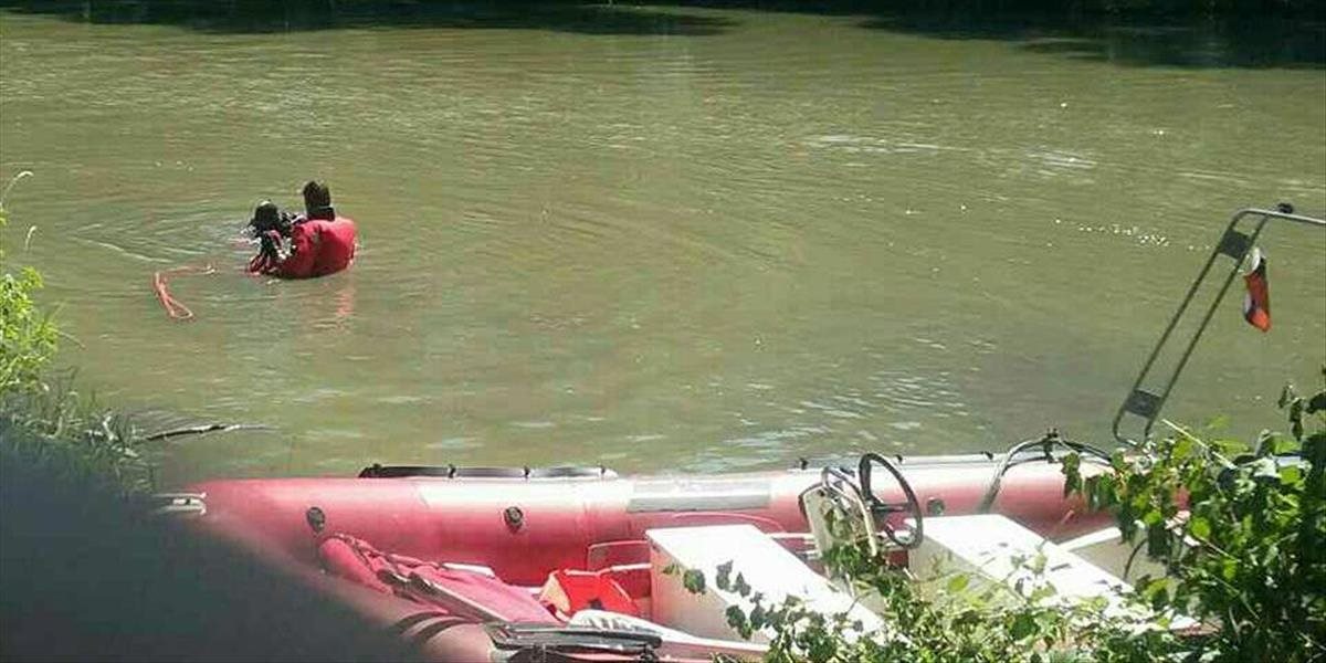 FOTO Hasiči hľadajú v Malom Dunaji mladistvého, nevynoril sa z vody