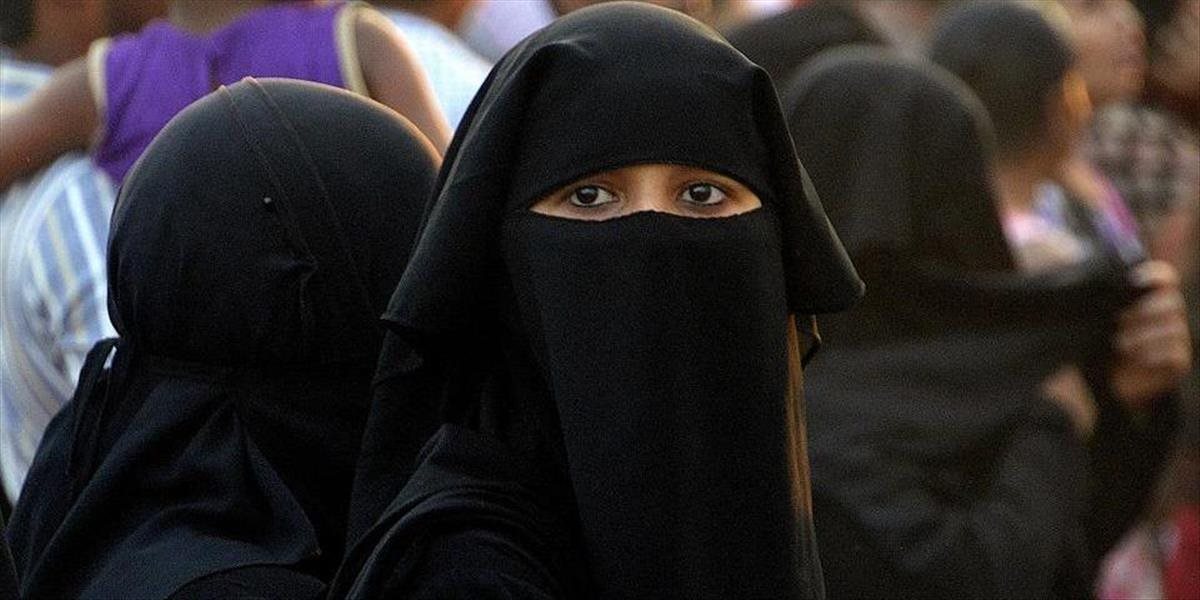 VIDEO Saudskoarabská polícia uväznila ženu, ktorá si na verejnosť obliekla minisukňu