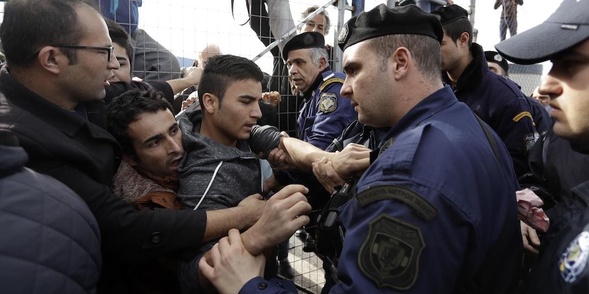 Polícia zasahovala pri výtržnostiach v utečeneckom tábore na ostrove Lesbos: Skupina migrantov založila v tábore požiar