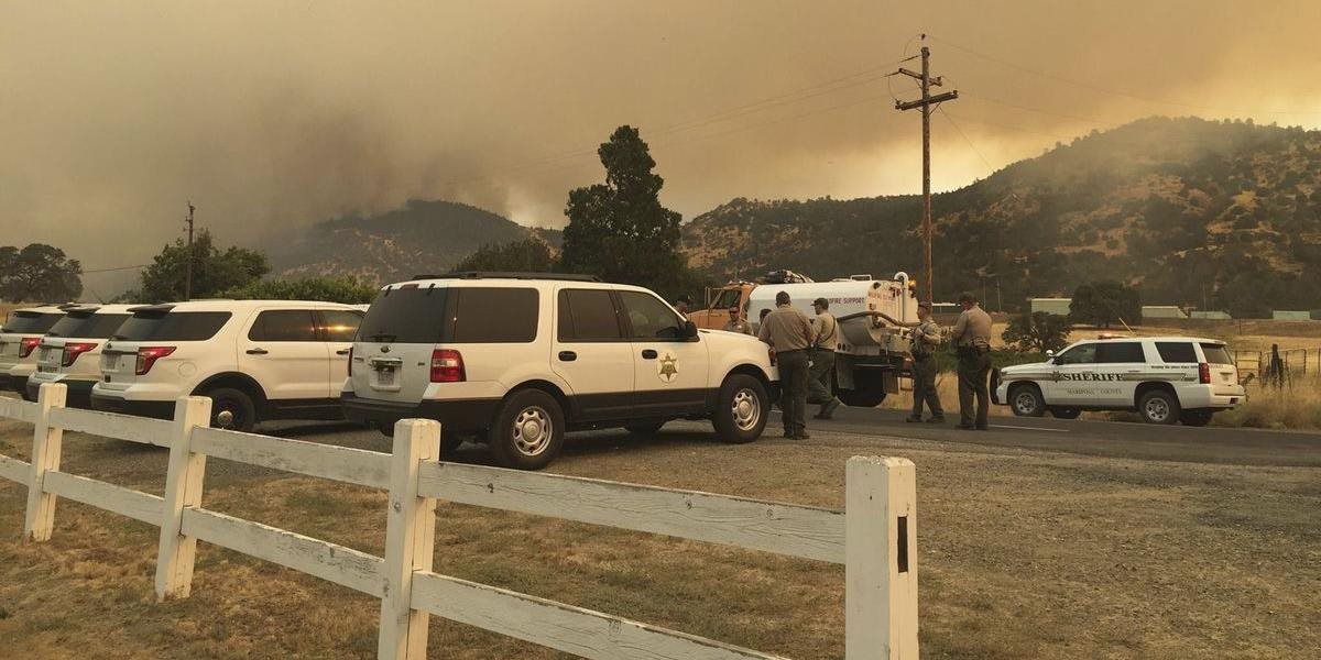 Lesný požiar vyčíňa aj v blízkosti Yosemitského národného parku, svoje domovy už opustili tisíce obyvateľov