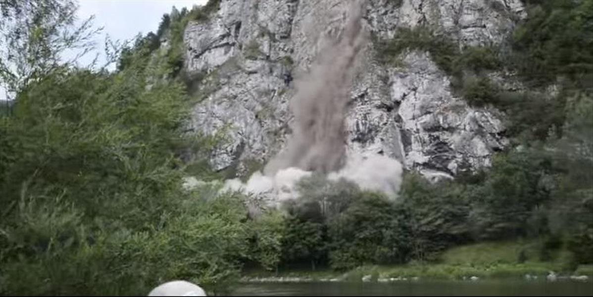 VIDEO Stotonové skalné bralo cestu pod Strečnom nepoškodilo