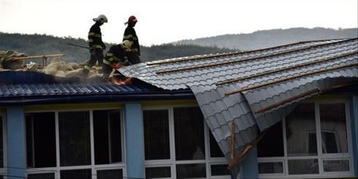Veterná smršť v obci Gribov strhla dve strechy, starosta vyhlásil mimoriadnu situáciu