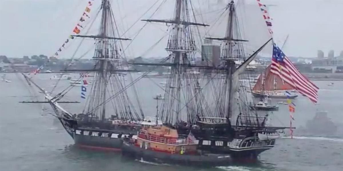 Najstaršia vojnová loď Constitution vypláva po opravách zo suchého doku