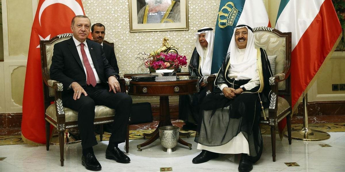 Turecký prezident Erdogan rokoval v Saudskej Arábii a Kuvajte o kríze s Katarom