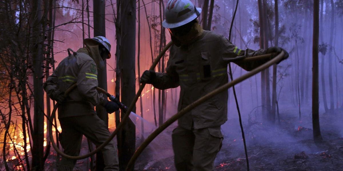 Do boja s lesnými požiarmi je už v Portugalsku nasadených takmer 5-tisíc hasičov