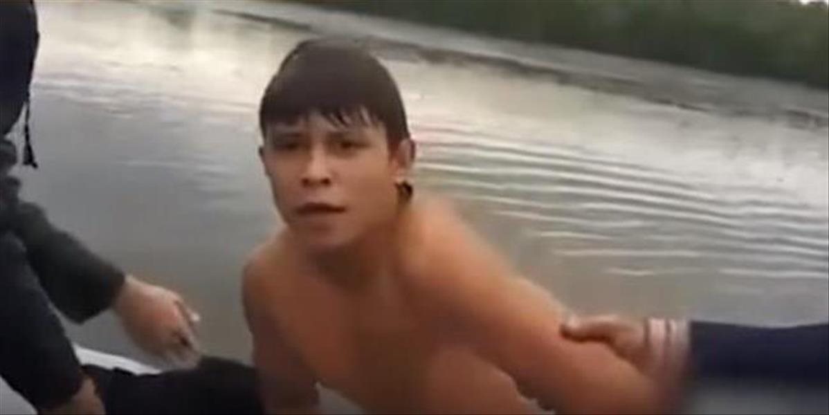 VIDEO Odvážny tínedžer skočil do ľadovej rieky, aby zachránil otca s topiacimi sa deťmi