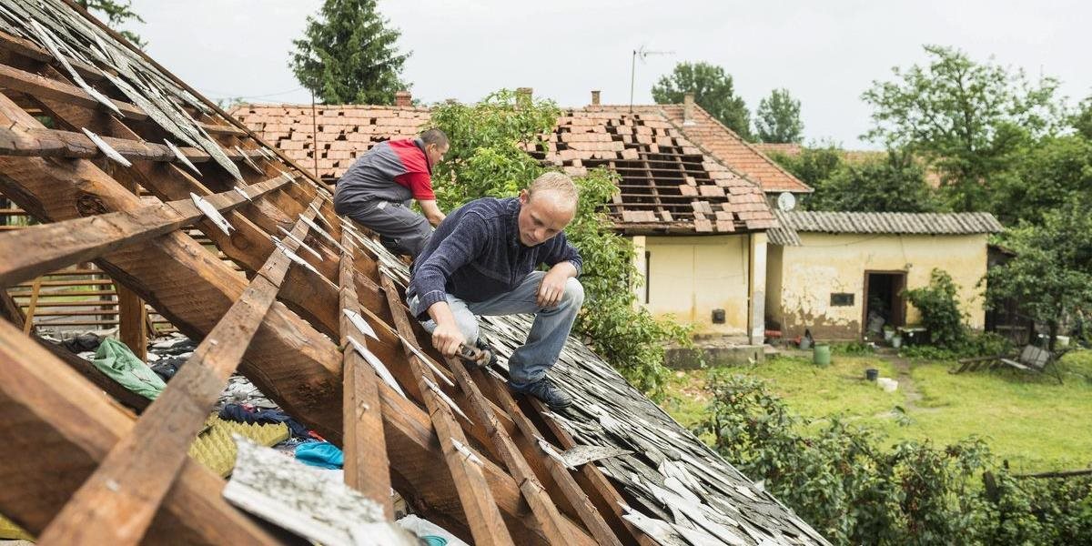 FOTO Búrky v Maďarsku poškodili 28 obytných domov, z piatich museli vysťahovať ľudí