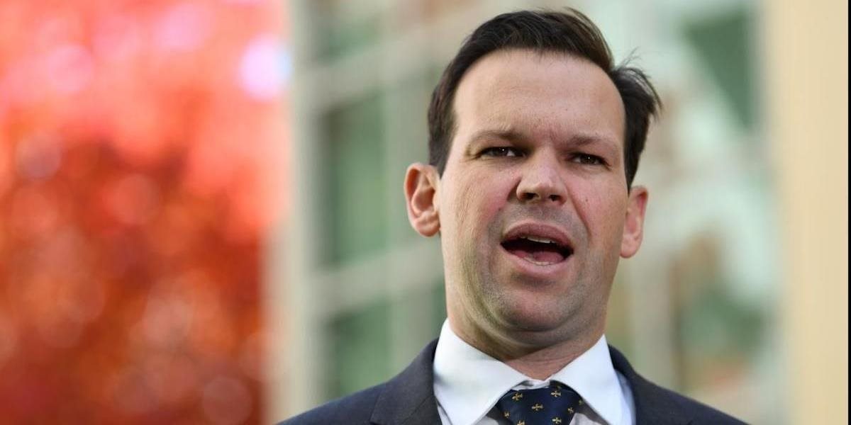 Austrálskeho federálneho ministra odvolali z funkcie kvôli svojmu dvojitému občianstvu