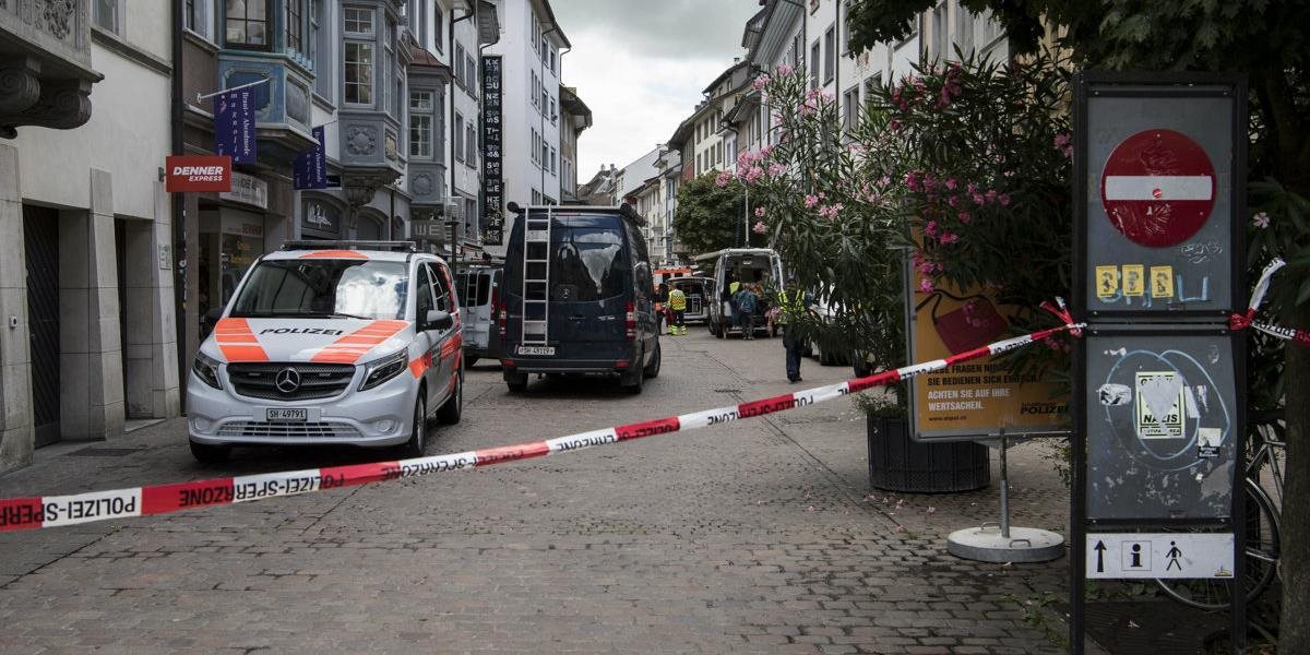 Švajčiarsky útočník s motorovou pílou, ktorý zranil viaceré osoby, mal pri zatýkaní dve nabité kuše